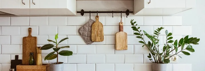 Moderne Küche mit Holzarbeitsplatte